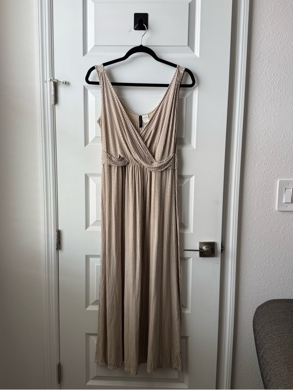 Mothers en Vogue Sleeveless Maxi Dress in Beige and Black Micro-Print